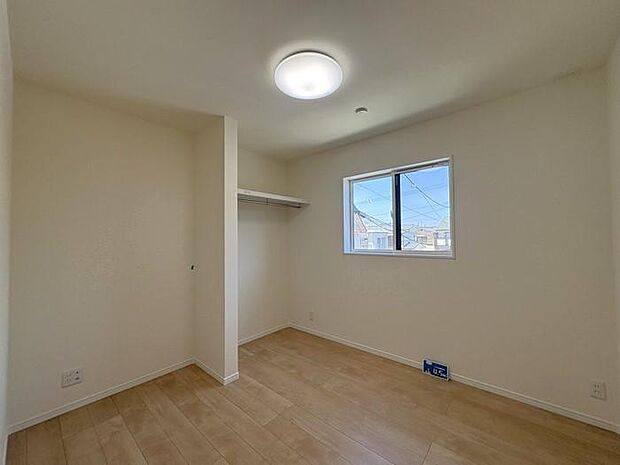 2階にある約4.5帖の洋室です♪収納スペースは建具を無くしオープンな仕様。限られたお部屋内のデッドスペースを無くすとともに、お部屋全体が広く見渡せる仕様です♪