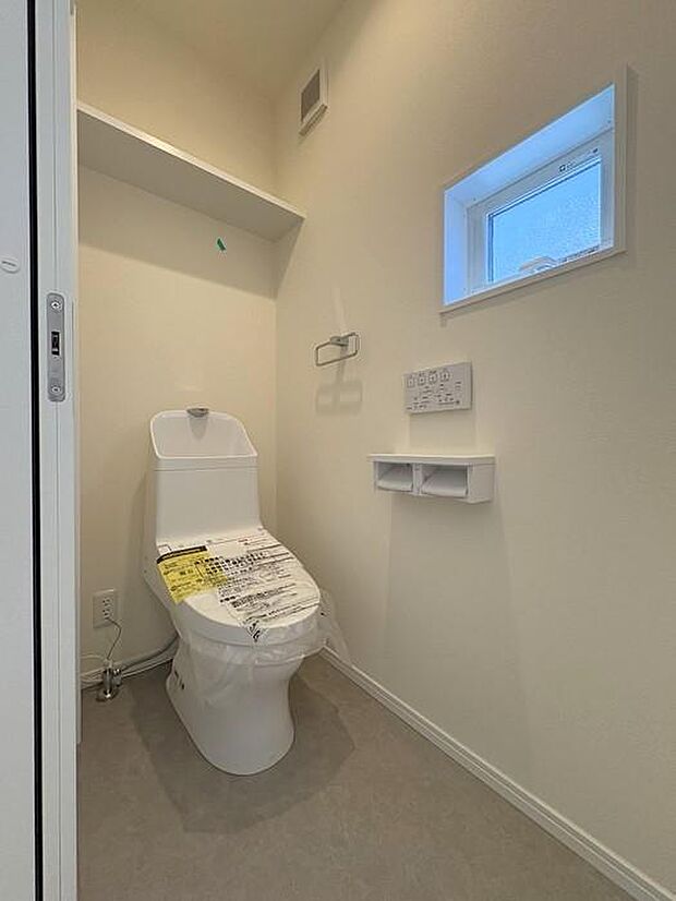 トイレは各階にあります♪忙しい時間帯にトイレが2か所あると、より安心ですね♪換気もしやすい窓付♪