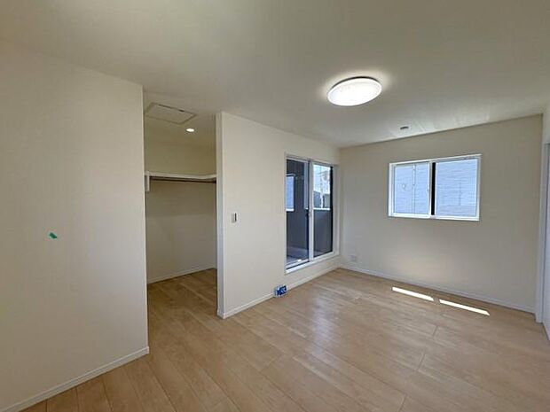 2階にある約7.5帖の洋室です♪主寝室としても使いやすく、バルコニーとウォークインクローゼットとの導線も良い、家事時短導線です♪