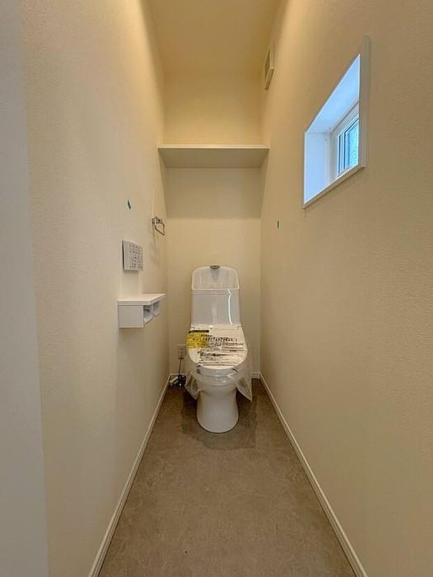 1・2階ともに『TOTO』製品のトイレあり♪。おうとつが少ないのでお掃除がしやすい設計。トルネード洗浄で少ない水で便器の中を効率よく洗います。