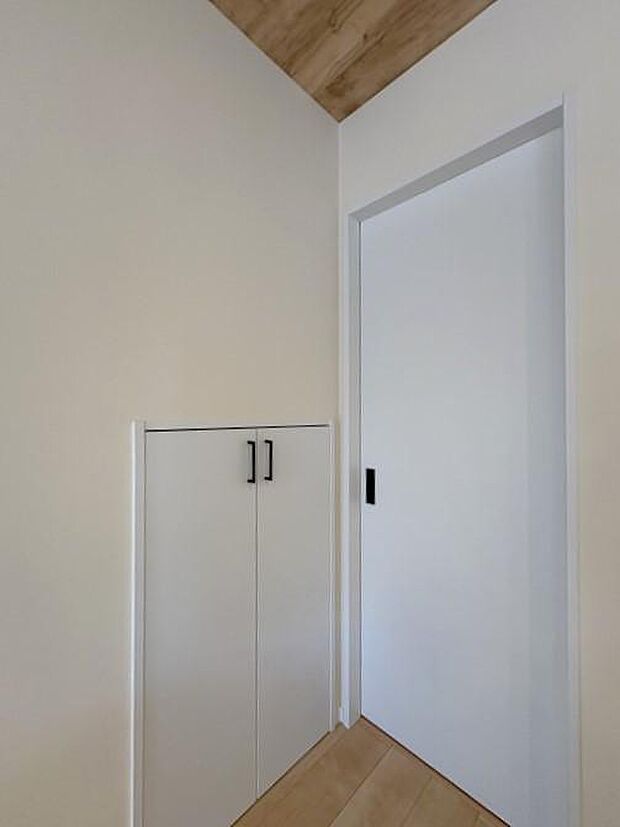 キッチン横の収納スペースです♪デッドスペースになりがちな階段下も収納として有効活用しております♪