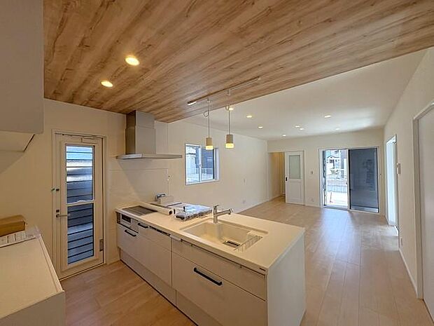 キッチン側からみたリビングの写真です♪部屋の形が長方形になっておりますので、リビング・ダイニングが同空間にありながらも独立しやすい間取りです♪