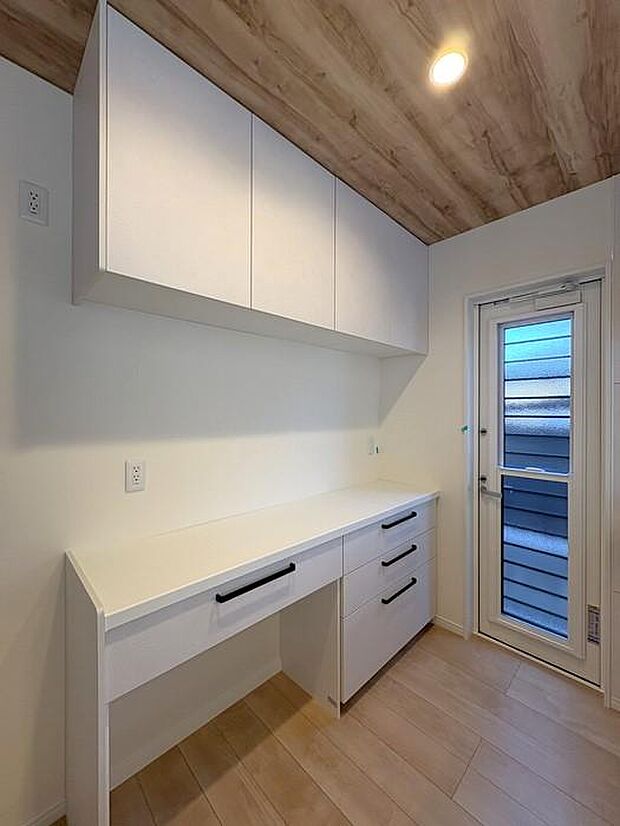 SUMiTASの建売住宅には、全てカップボードが備え付けです。キッチンと同じメーカーの物を使用し、雰囲気も統一。キッチン周りの収納が充実しております。