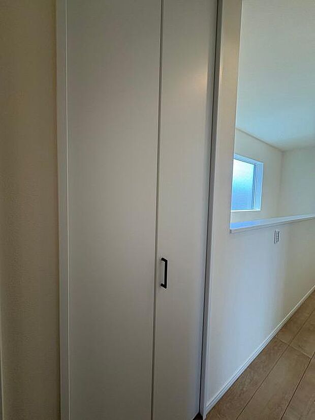 2階廊下にある収納スペースです♪家族共用のものや掃除用具などがしまいやすい、そこにあると嬉しい収納の1つです♪