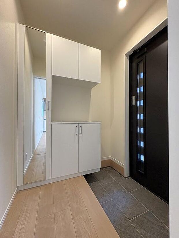 玄関収納は美しい木目と強い耐久性を両立させた『VERITIS』を採用。家族の靴をスッキリ収納することができます。姿鏡が付いており、お出かけ前に確認することができます。