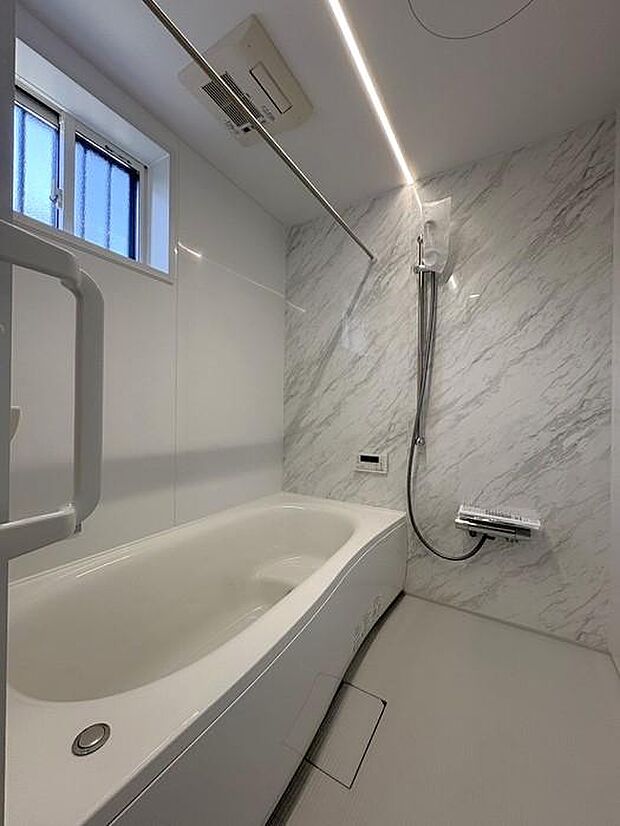 浴室の換気設備は、浴室乾燥・暖房・涼風・換気付！オートルーバー採用で、浴室内の隅々まで空気を届け循環させる事で、浴室内をしっかり換気してくれます♪お洋服の乾燥にも貢献で家事時短です♪