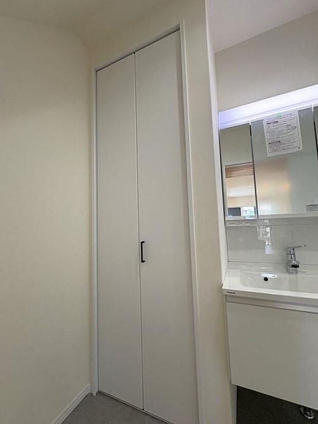 洗面台横にある収納です♪タオルなどの収納もしやすく扉がついておりますので、閉めるとスッキリとしたスペースへ♪