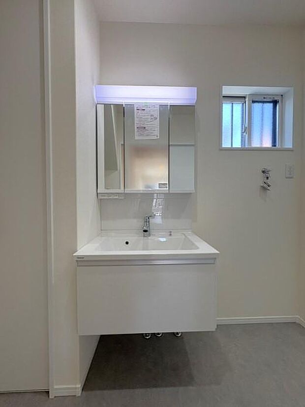 洗面台は横幅が広くとても使いやすく、足元が空いており掃除もしやすい仕様です。三面鏡仕様かつ。使い勝手・見た目に拘った仕様です。