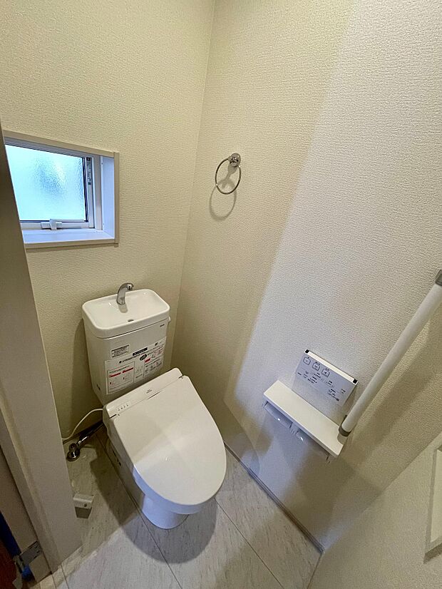 光が入るトイレは温水洗浄機能付き♪