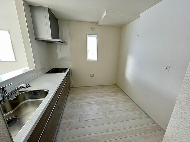 キッチンスペースも広々で、お子様と一緒にお料理も楽しめます♪