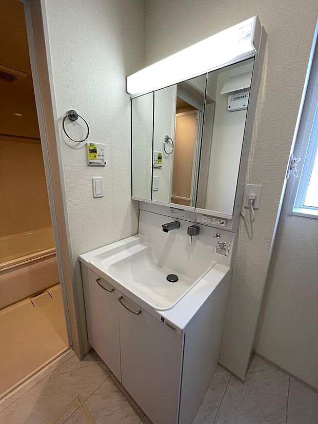 三面鏡の洗面台は鏡の裏が収納になっているため、化粧用品がたっぷり入ります♪