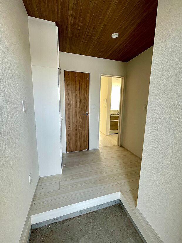 開放的な玄関スペースは天井が木目で落ち着いた雰囲気です♪