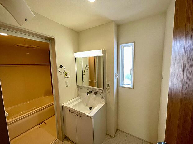 ゆったりとした洗面脱衣所