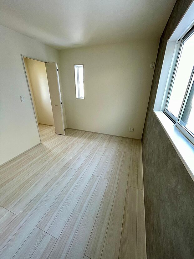 主寝室はおしゃれなグレイのアクセントクロス貼り