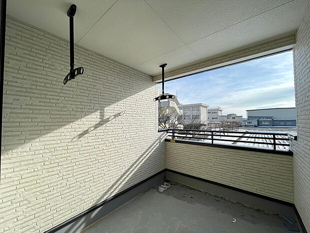 南向きのバルコニーはBBQもできる広さがあります。