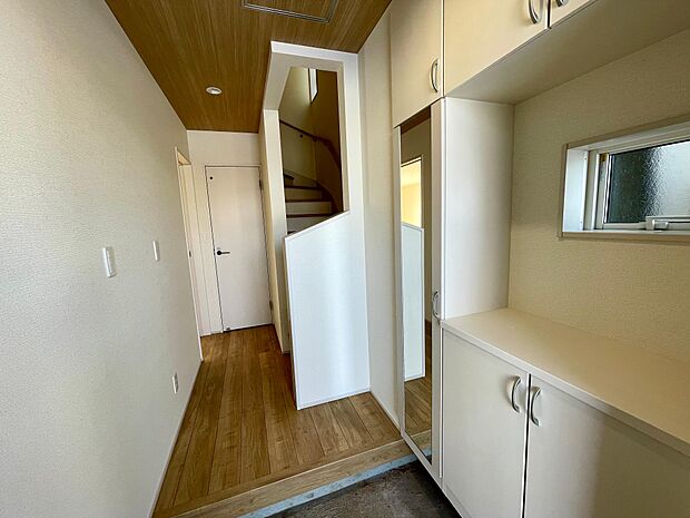 玄関スペースは天井が木目で落ち着いた雰囲気です♪シューズボックスも大容量