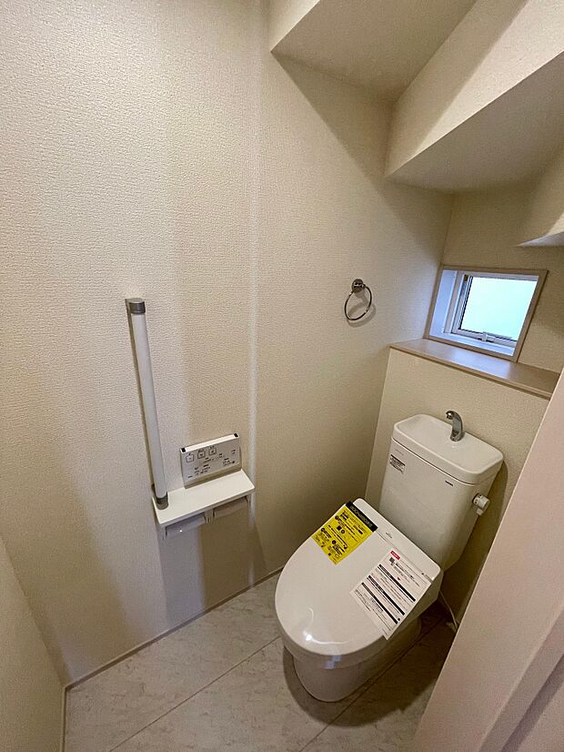 光が入るトイレは温水洗浄機能付き♪