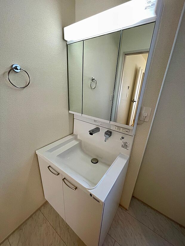 三面鏡の洗面台は鏡の裏が収納になっているため、化粧用品がたっぷり入ります♪