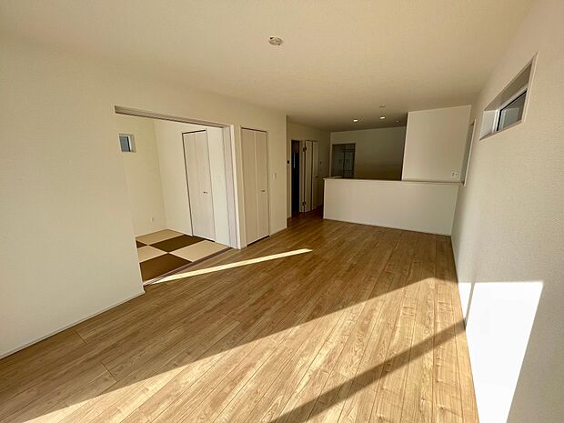 南から光の入る16.7帖のLDKはとても開放的です♪