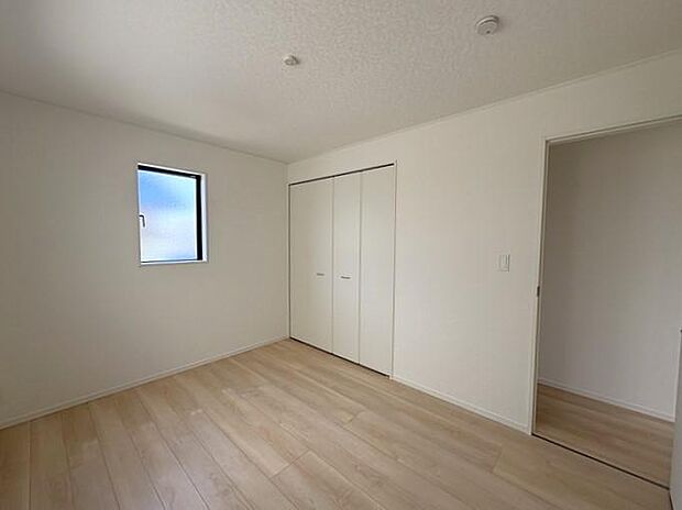 2階にある約6帖の洋室です♪