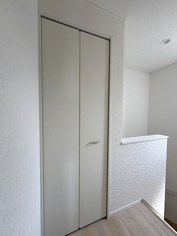 2階廊下にあるウォークインクローゼットです♪