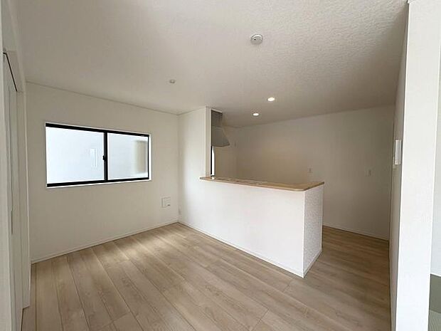 敷地内駐車2台可♪前面道路は南側で幅約4mあります♪車1台が十分に通れます♪