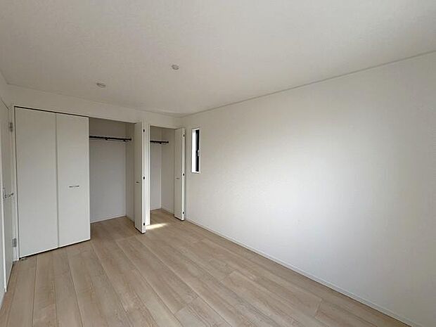 2階にある約6.75帖の洋室です♪