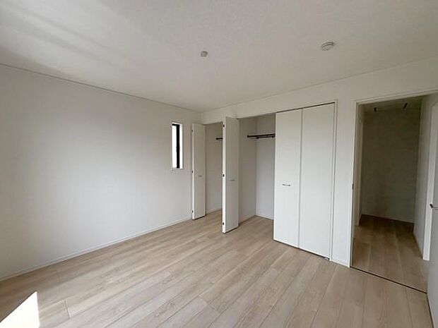 2階にある約6帖の洋室です♪