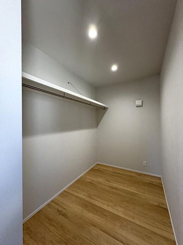 ハンガーパイプが設置されたウォークインクローゼットは、整理整頓がしやすく使い勝手抜群です♪
