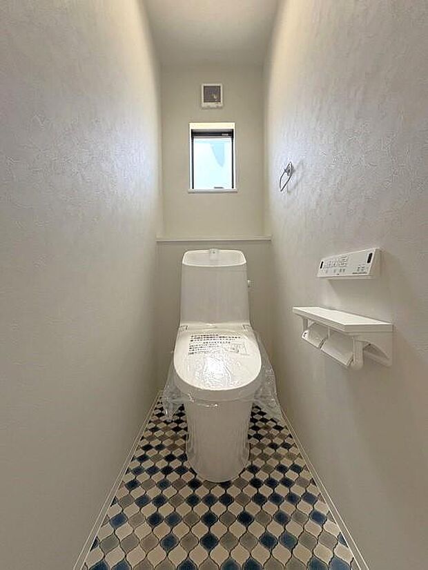 1階のトイレです♪おしゃれなアクセント床で、毎日使うトイレも特別感のある空間に仕上がっています♪