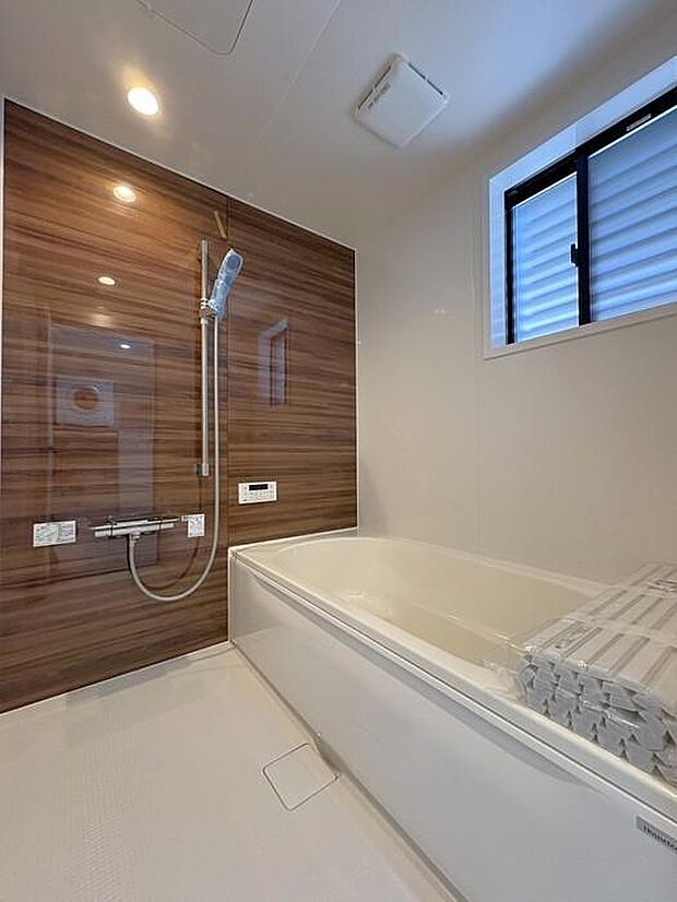 木目調の壁が落ち着いた雰囲気を醸し出し、温かみのあるデザインで癒しのバスタイムを♪