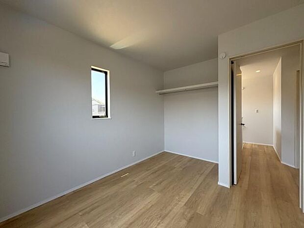 2階にある約4.5帖の洋室です♪ハンガーパイプ付きオープン収納で洋服もすっきり収納できます♪