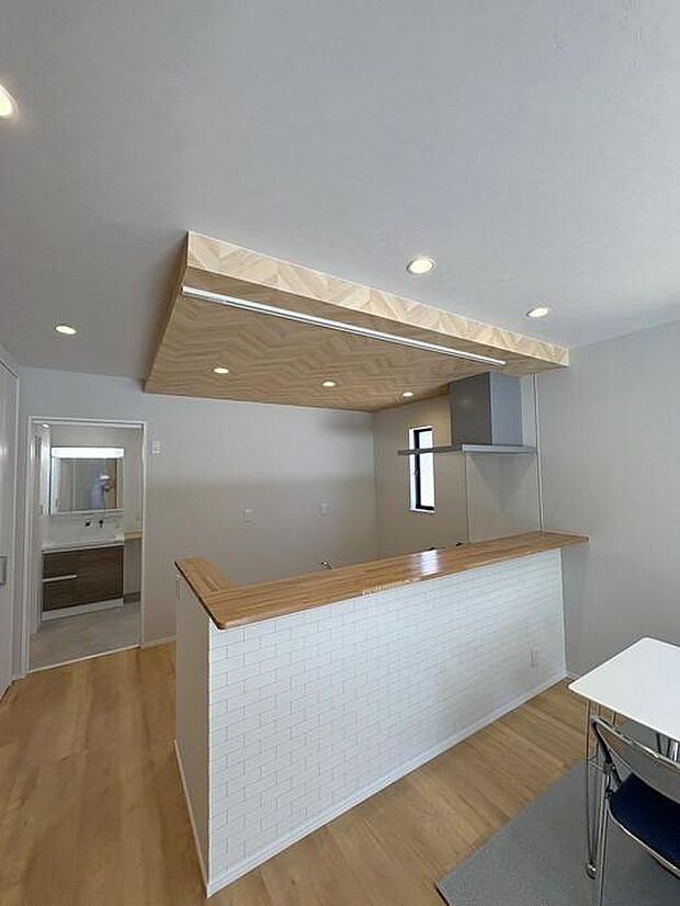 キッチンの下がり天井が空間のアクセントになり、おしゃれで落ち着いた雰囲気を演出しています♪