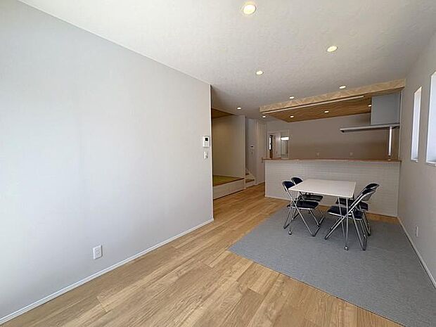 ＬＤＫは広さが十分あるので、ソファやダイニングテーブルを置いてもゆったり使えます♪