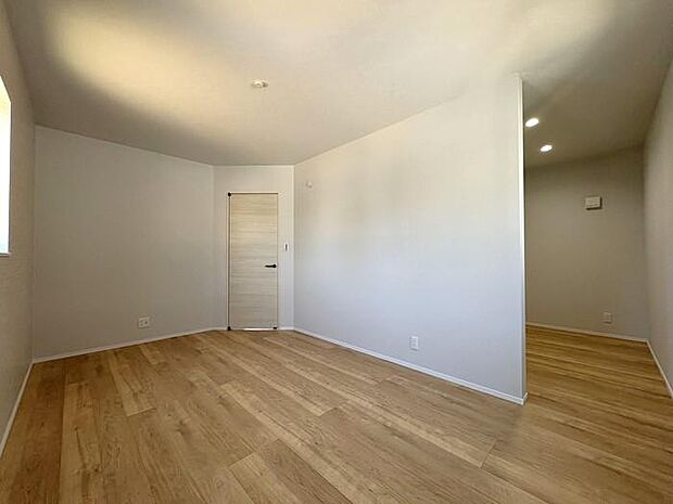 2階にある約7.3帖の洋室です♪十分な広さがある落ち着いた空間で、ゆったりとお過ごしいただけます♪