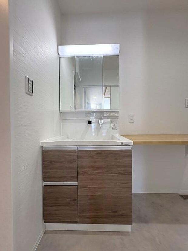 洗面からお化粧まで!忙しい朝の準備にぴったりな洗髪洗面化粧台付き♪下部は収納スペース付♪