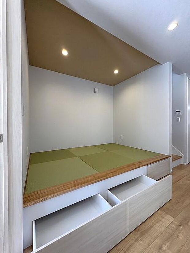 リビング横の畳スペースに下部収納付き♪くつろぎの空間と実用性を兼ね備えた快適スペースです♪