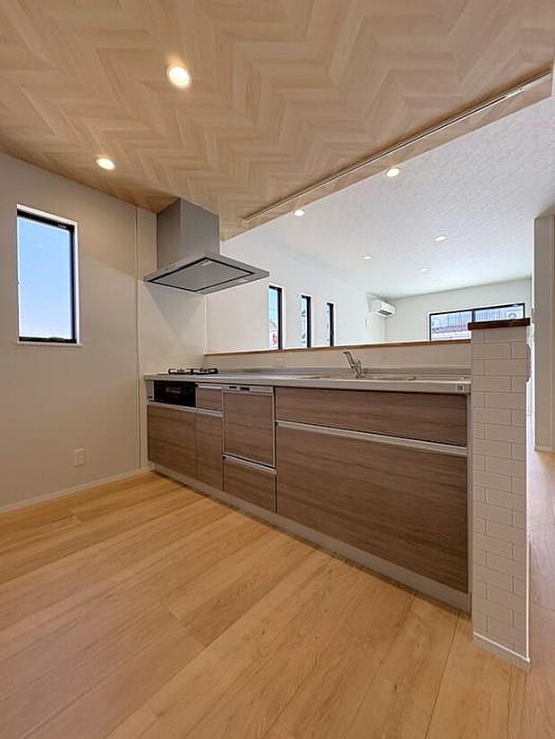 リビングダイニングで遊ぶ子どもたちと会話をしながら家事が出来るカウンターキッチンです♪