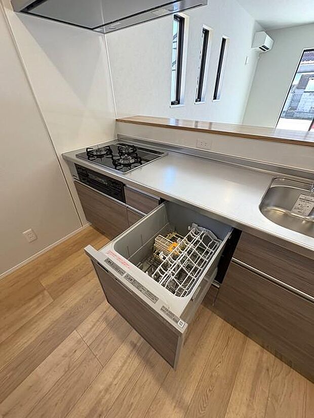 食洗機付きキッチンで、洗い物の負担を軽減。忙しい毎日をサポートしてくれる家事ラク設備です♪