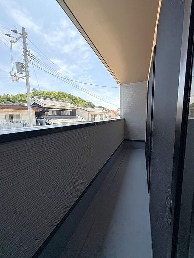 二部屋から出入りできるバルコニー♪洗濯物を干しても、ちょっとした雨なら濡れにくく安心です♪