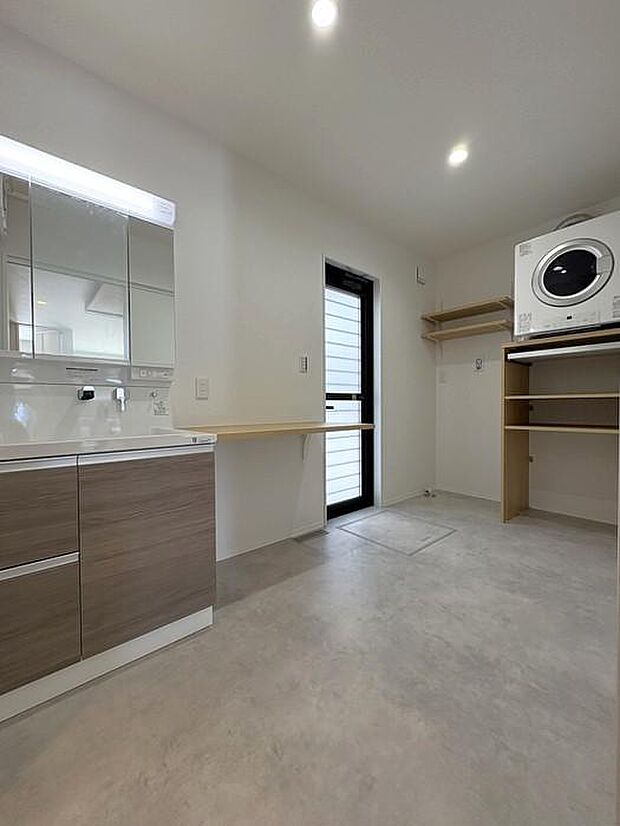 約4畳の洗面所はとても広々としており、洗濯や身支度の動線も快適♪家事もはかどる空間です♪