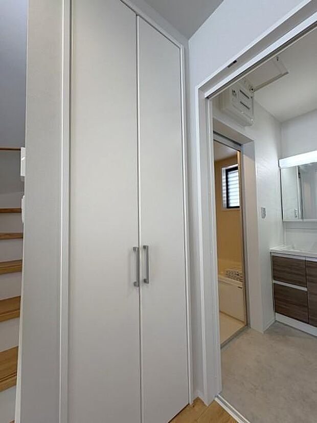 キッチン横に便利な収納スペース♪パントリーとしてはもちろん、日用品の収納にも活躍してくれます♪