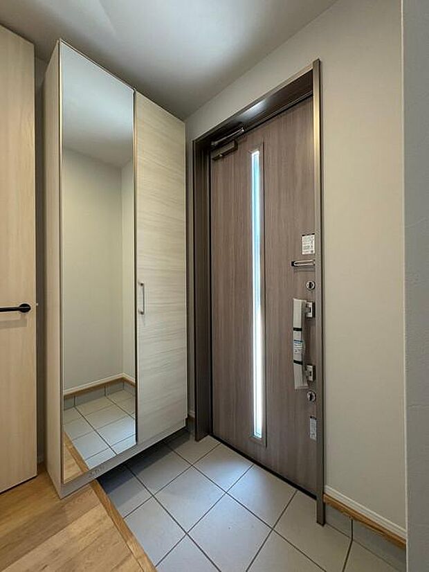 シンプルで帰るたびにホッとする玄関♪姿見付き玄関収納でお出かけ前の身だしなみチェックもラクラク♪
