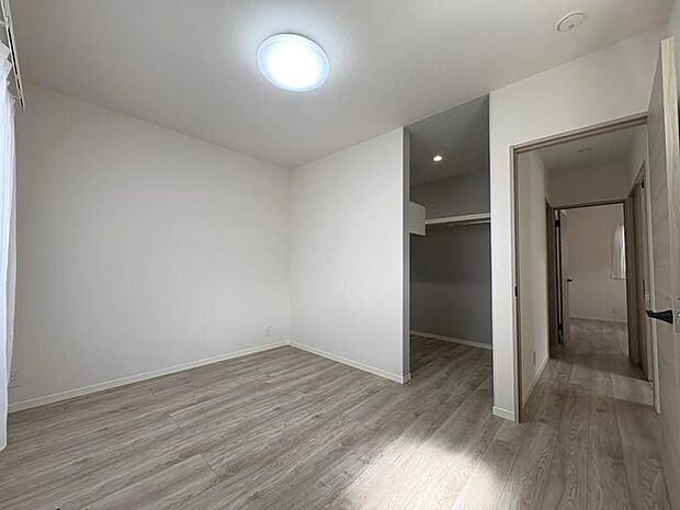 2階にある約6帖の洋室です♪家具配置しやすく使い勝手良好♪ゆったりとくつろげる空間です♪