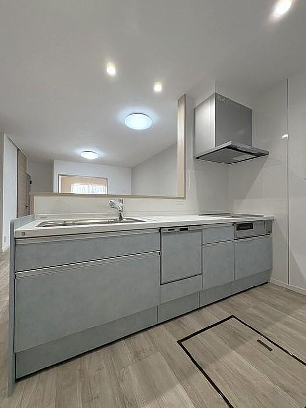 食洗機付きキッチンで、洗い物の負担を軽減。忙しい毎日をサポートしてくれる家事ラク設備です♪