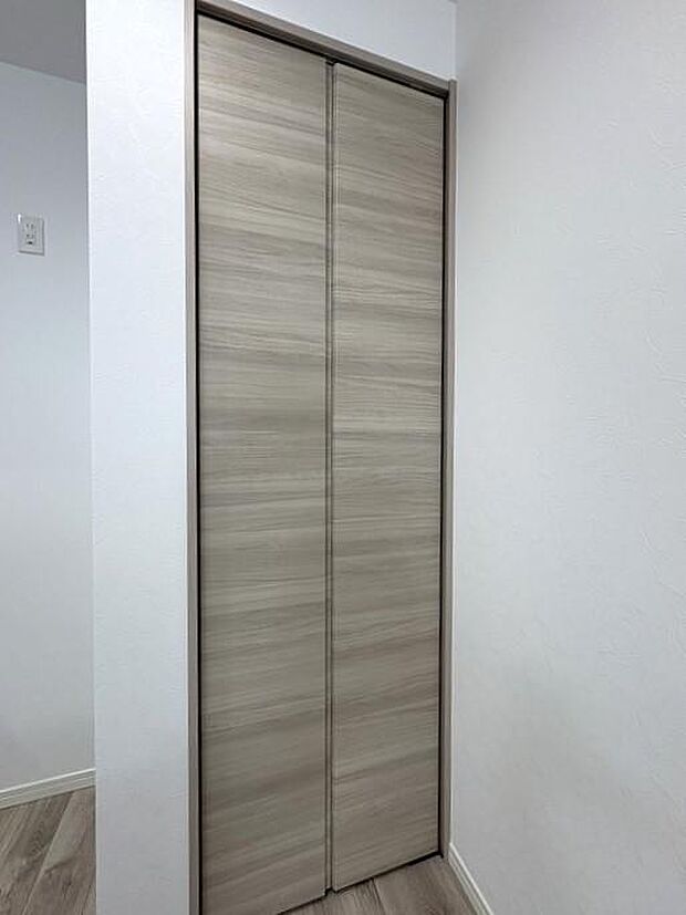 キッチン横に嬉しい収納スペース付き♪食材のストックや調理器具の収納に便利で、キッチン周りもすっきり♪