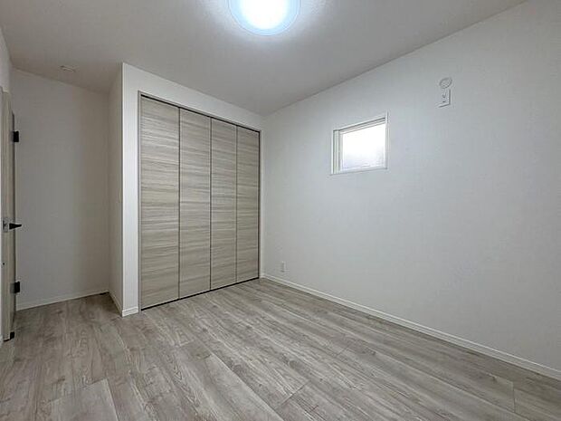 2階にある約5.8帖の洋室です♪2面に窓があり、陽当たりも風通しも良好♪子ども部屋や寝室など、使い方いろいろ♪