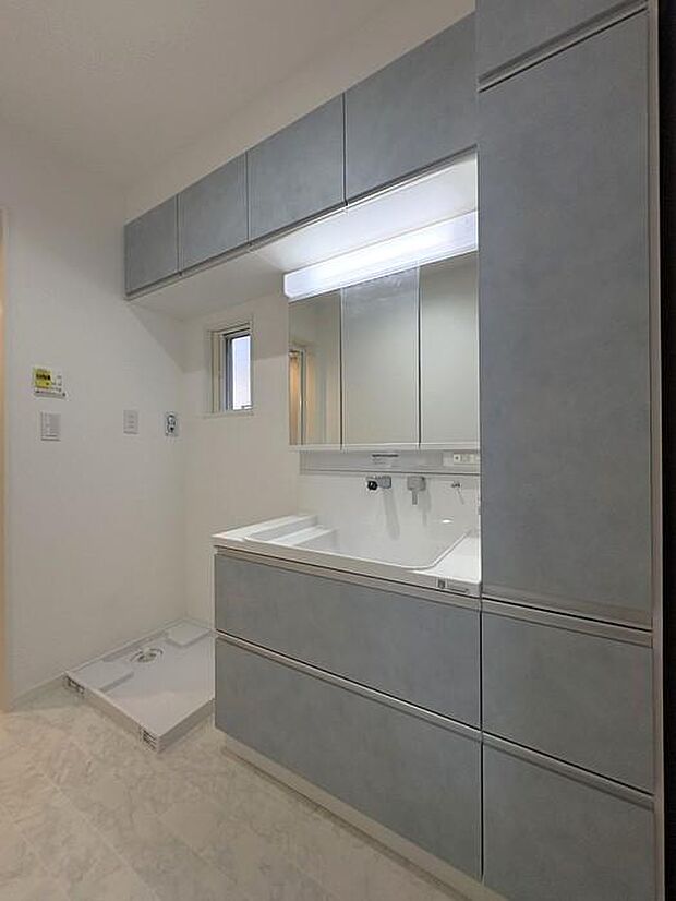 大きな収納付きの洗面台です♪小物やタオル、日用品もすっきりしまえて使いやすい空間です♪