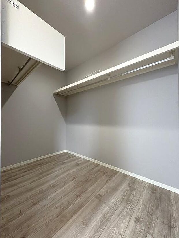 ハンガーパイプが設置された約3畳のウォークインクローゼットは、整理整頓がしやすく使い勝手抜群です♪