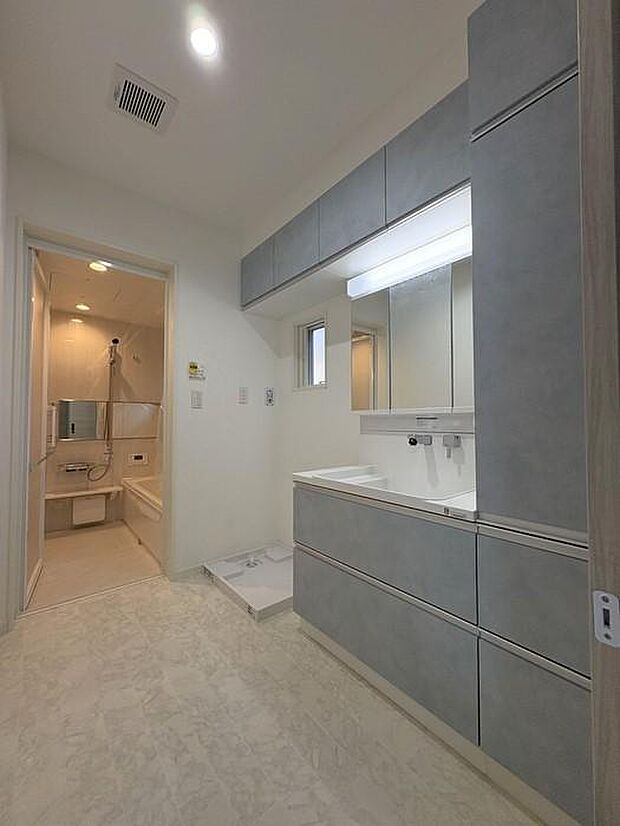 約2.5畳の洗面脱衣室は、洗濯や身支度がしやすく、家族みんながゆったり使えるちょうどいい広さです♪